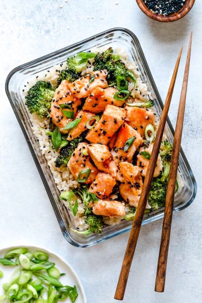 Honey Sriracha Chicken and Broccoli Meal Prep Bowls