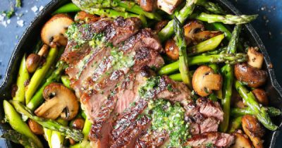 One Pan Steak and Veggies With Garlic Herb Butter