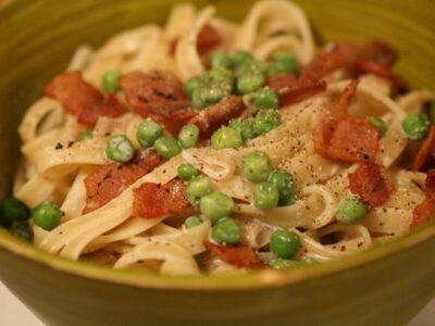 Creamy Garlic Alfredo Pasta: A Comforting and Easy Weeknight Dinner Recipe