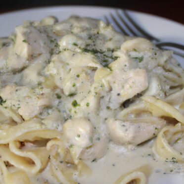 Deliciously Creamy Chicken Alfredo: A Quick and Easy Dinner Recipe
