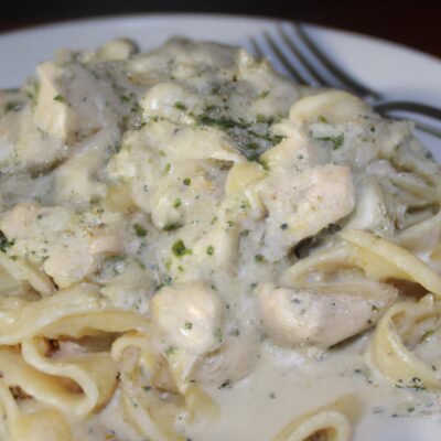 Deliciously Creamy Chicken Alfredo: A Quick and Easy Dinner Recipe