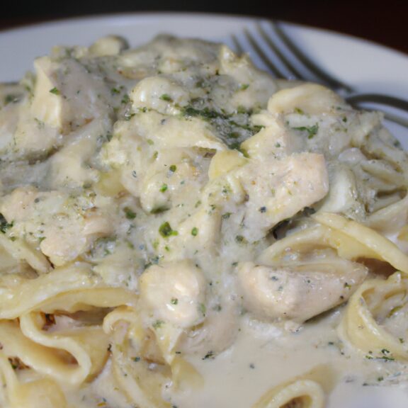 Deliciously Creamy Chicken Alfredo: A Quick and Easy Dinner Recipe